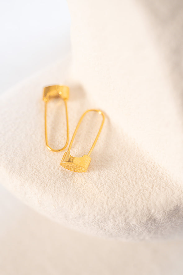 Cleo - 18k gold plated safety pin hoop earring