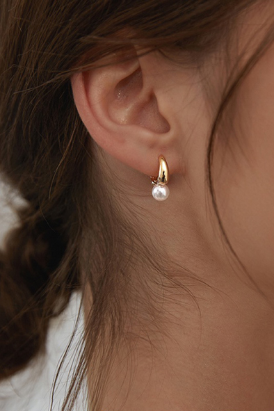 Farah - Pearl hoop earring