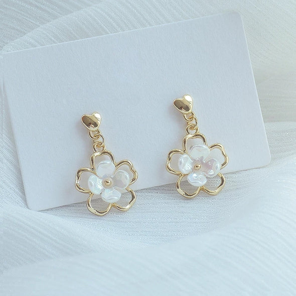 Vicky - Floral drop earring